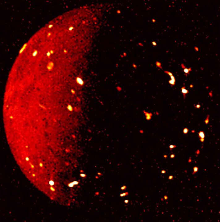 La mission Juno de la NASA a capturé cette vue infrarouge de la lune volcanique Io de Jupiter le 5 juillet 2022, alors que le vaisseau spatial se trouvait à environ 80 000 kilomètres. Cette image infrarouge a été dérivée des données recueillies par l'instrument Jovian Infrared Auroral Mapper (JIRAM) à bord de Juno. Sur cette image, plus la couleur est claire, plus la température enregistrée par JIRAM est élevée.