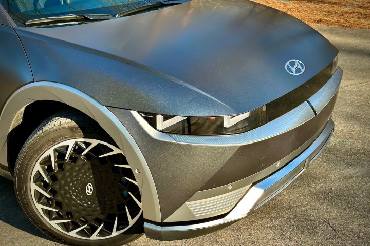 Primo piano della parte anteriore della Hyundai Ioniq 5 Limited AWD del 2022 in un parcheggio.