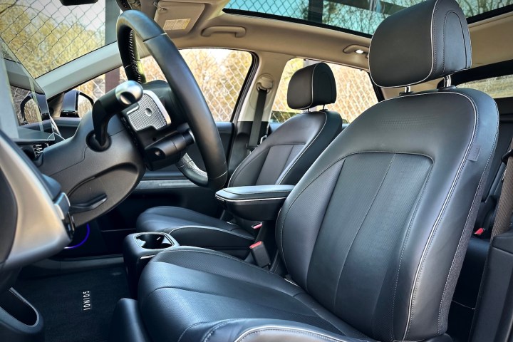 Primo piano dei sedili anteriori della Hyundai Ioniq 5 Limited AWD del 2022 con alberi nella parte posteriore.
