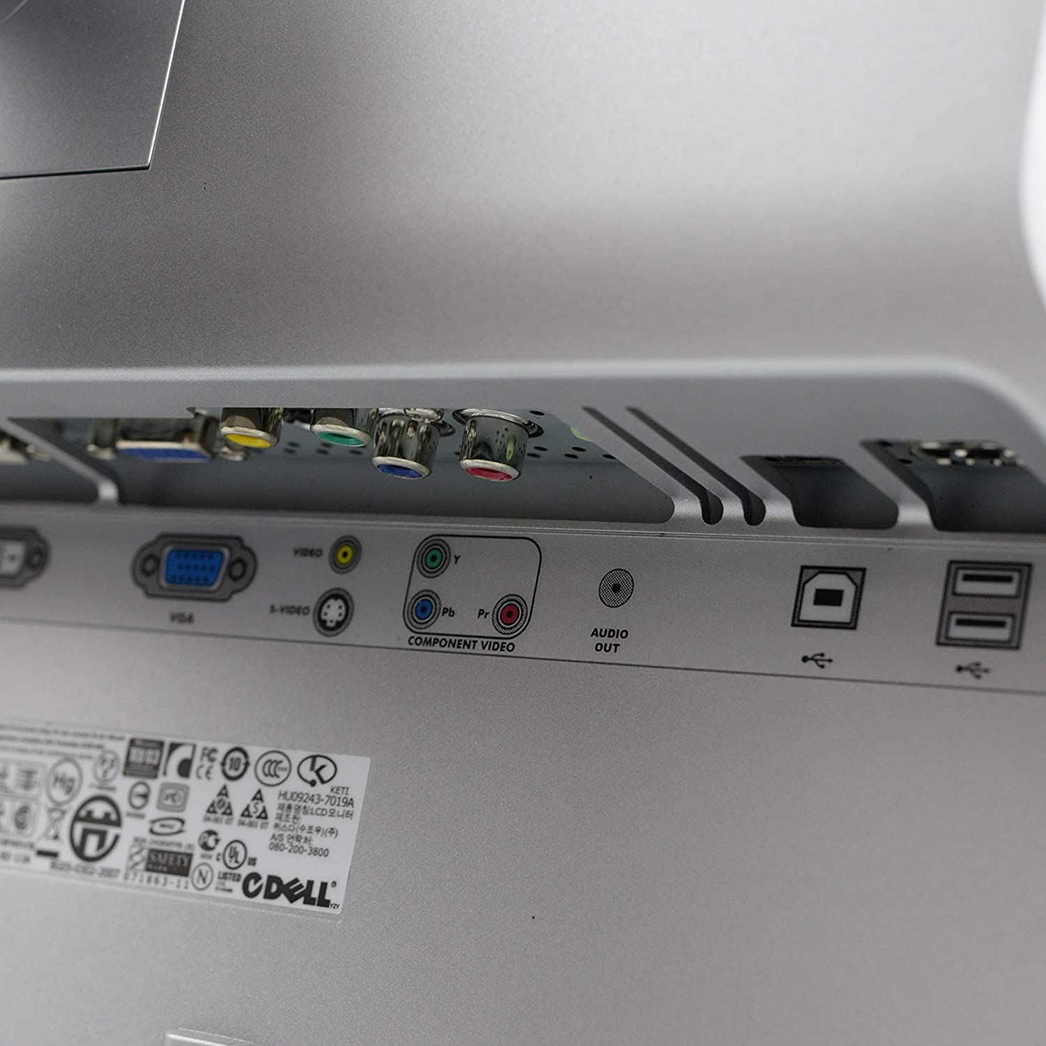 Los puertos en la parte posterior de un viejo monitor Dell UltraSharp.