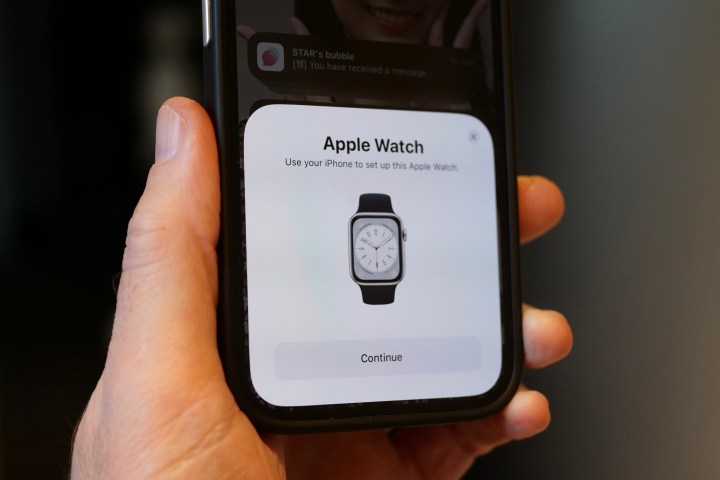Un iPhone 14 Pro esperando emparejarse con un nuevo Apple Watch.