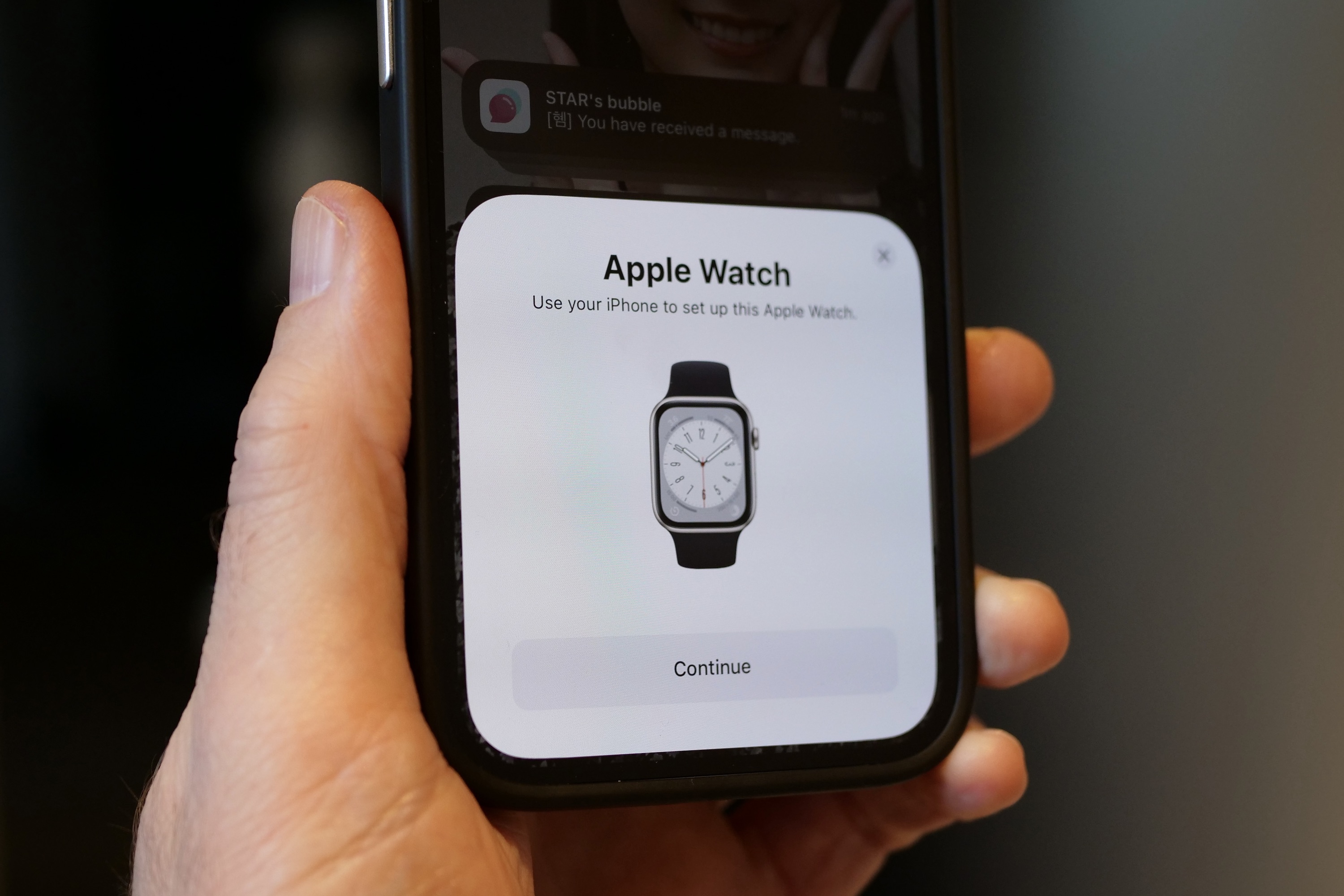 Un iPhone 14 Pro esperando emparejar un nuevo Apple Watch.