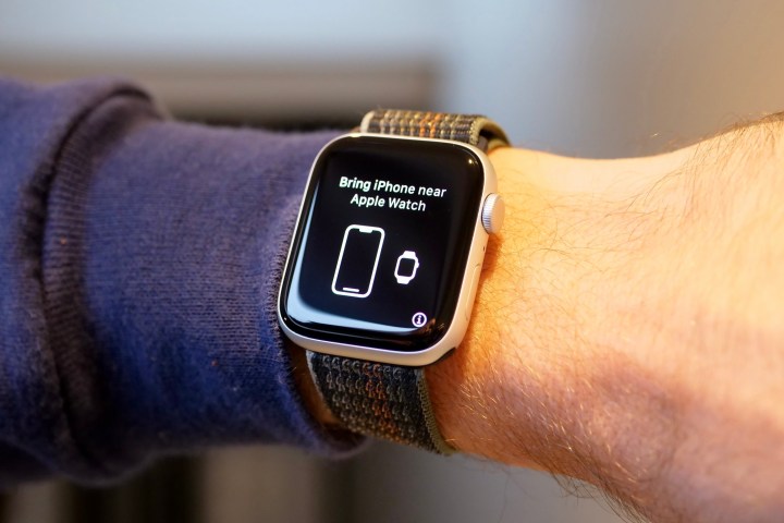 El Apple Watch SE 2 listo para emparejarse con un teléfono.