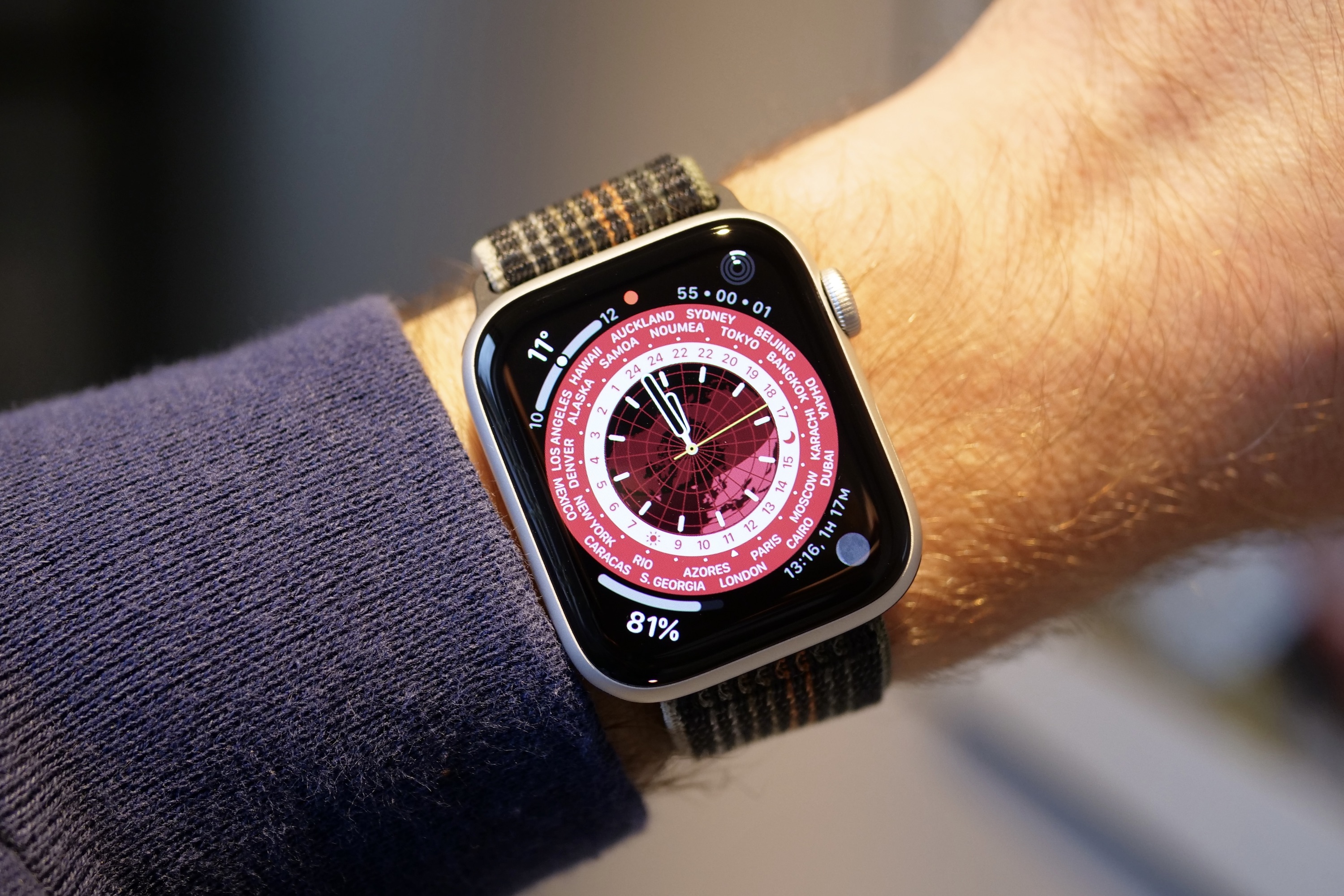Apple Watch SE 2 पर दिखाई देने वाला वर्ल्ड टाइम वॉच फ़ेस।