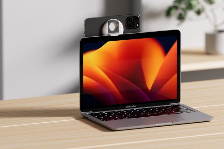 O Belkin iPhone Mount com MagSafe segurando um iPhone em um MacBook Pro.