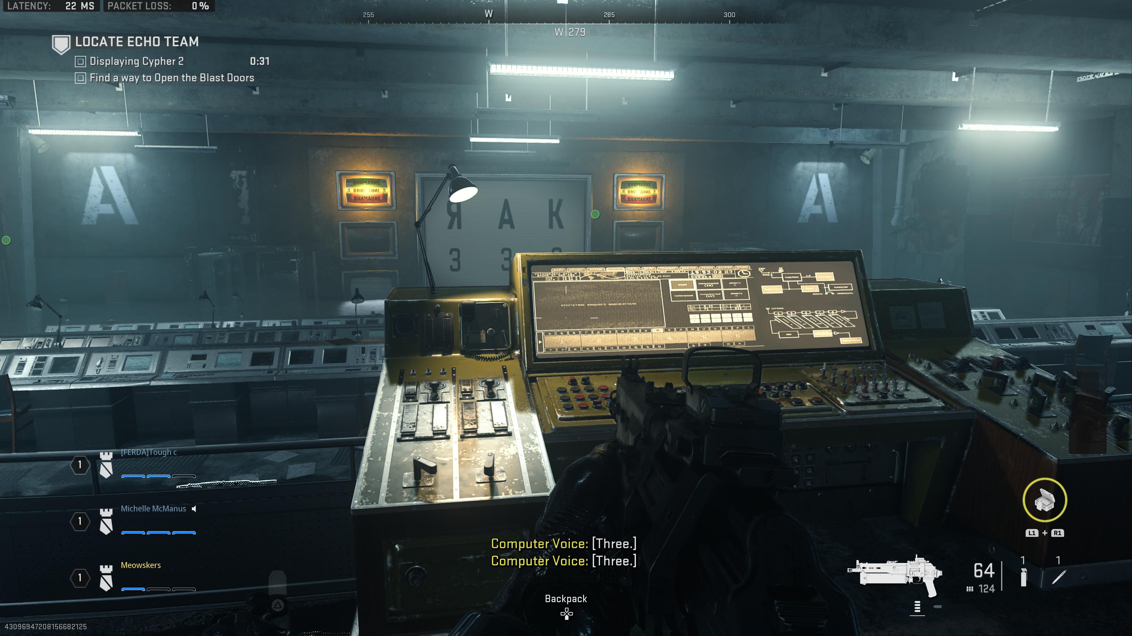 Jugador frente al proyector en Modern Warfare II.