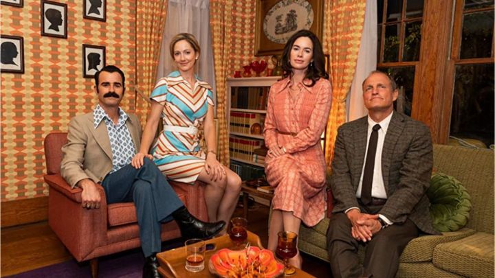 Justin Theroux, Judy Greer, Lena Headey y Woody Harrelson en una foto promocional para The White House Plumbers de HBO.