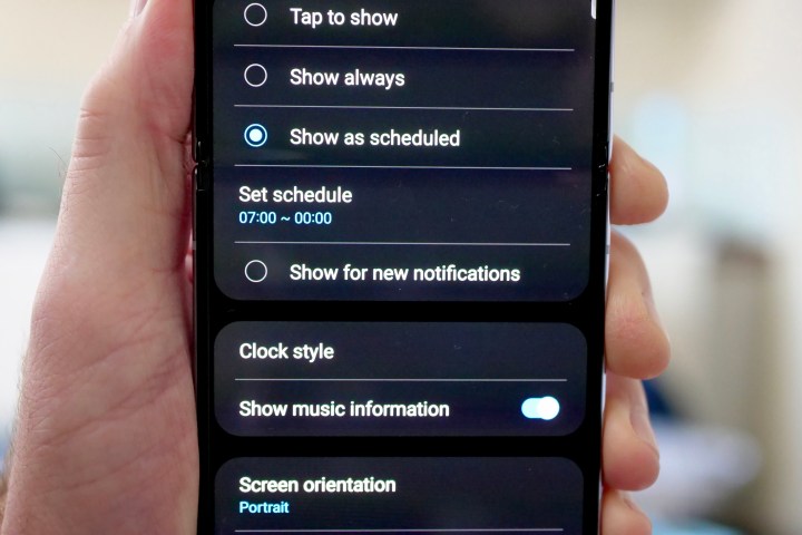 Changing the Always-on Display settings on a Samsung Galaxy phone.