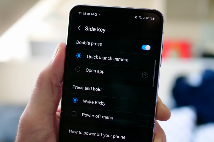 Modifica delle impostazioni del tasto laterale su un telefono Samsung Galaxy.