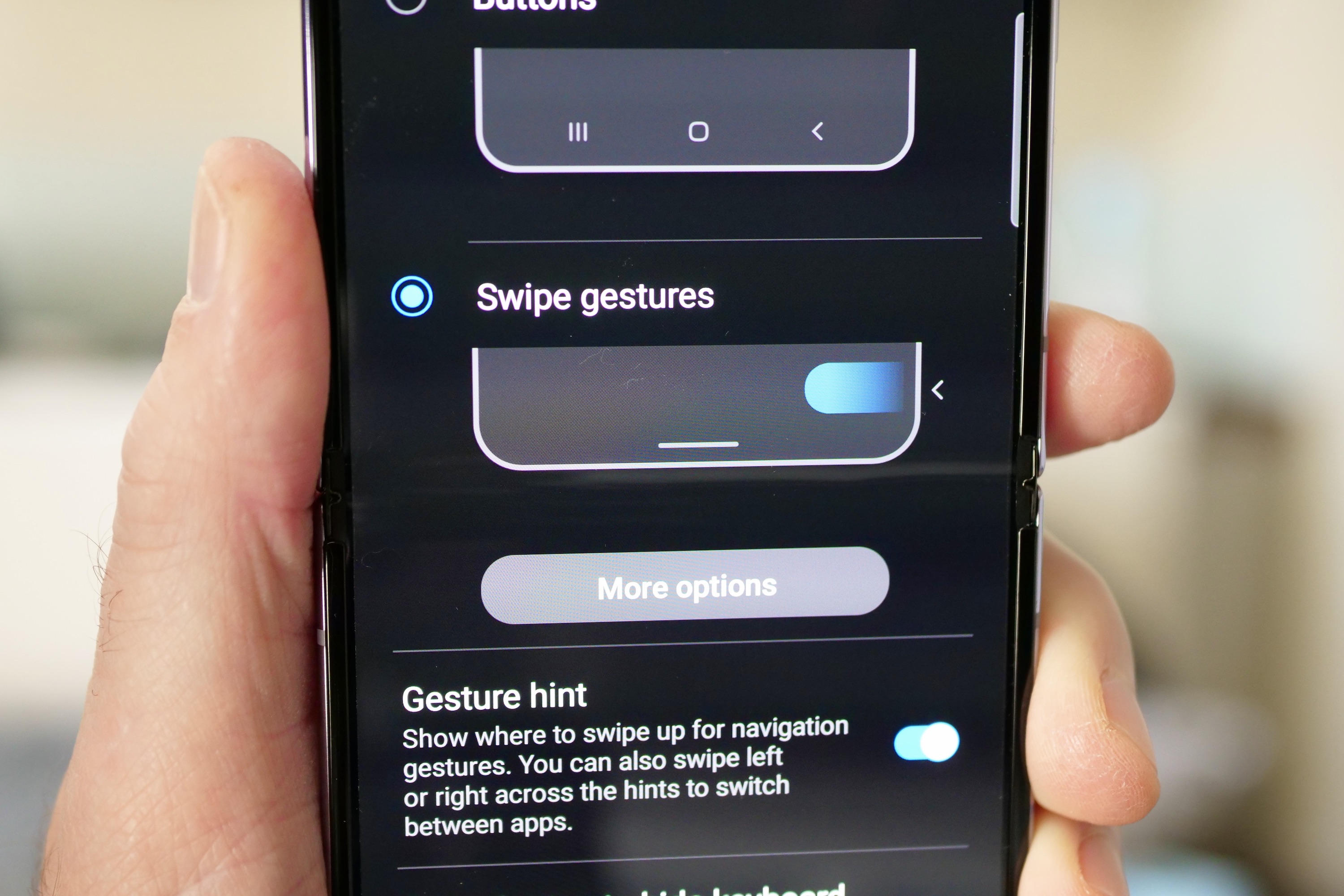 Cambiar la configuración del gesto de deslizar en un teléfono Samsung Galaxy.