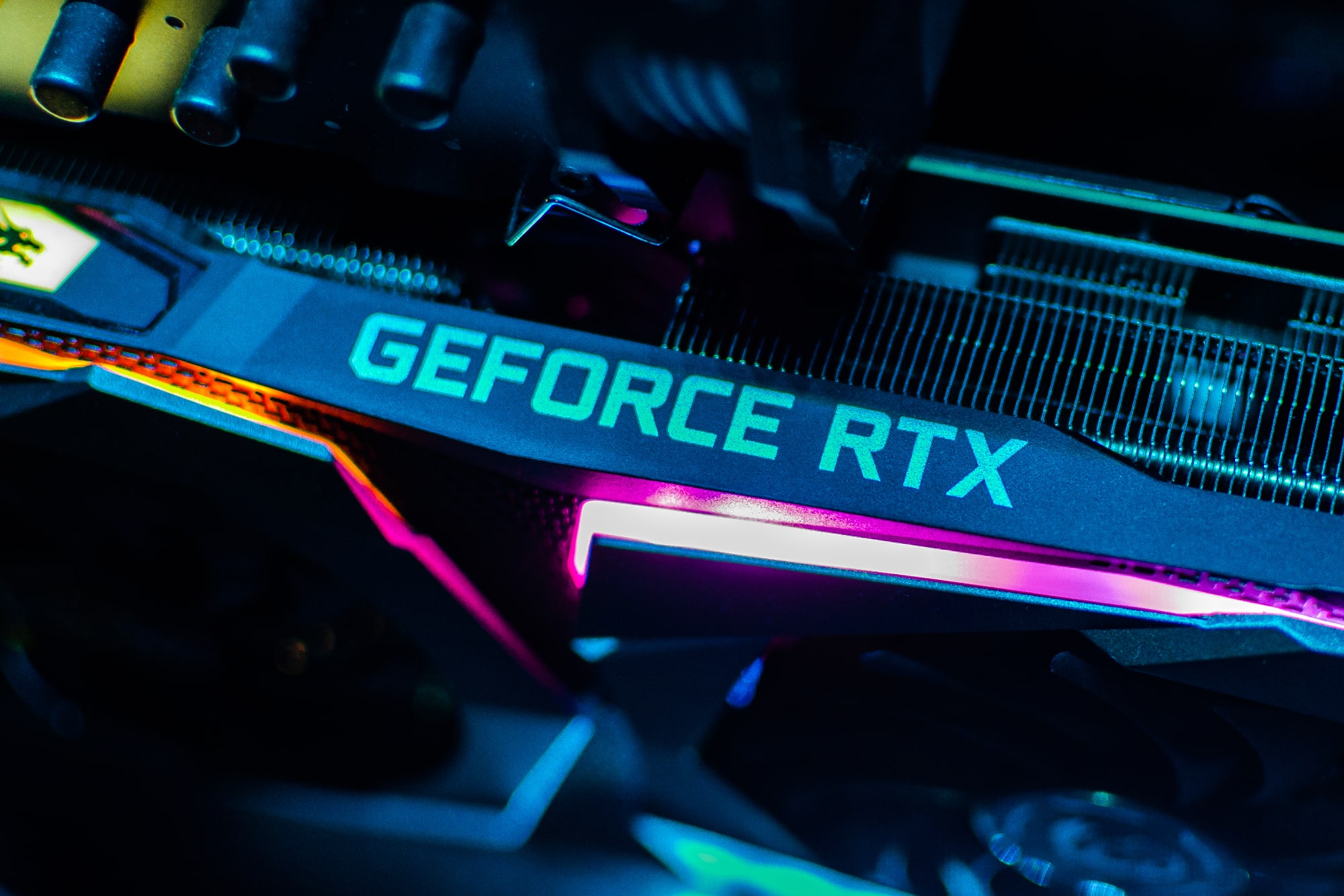 O logotipo GeForce RTX é mostrado na lateral de uma placa gráfica.
