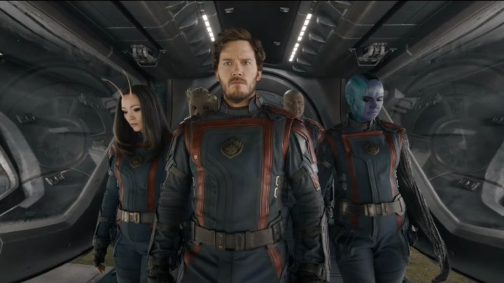 مجموعة من الأبطال الخارقين يسيرون على درجات سلم سفينة في مشهد من فيلم Guardians of the Galaxy Vol.  3. افضل افلام 2023 جميع أفلام Marvel القادمة 