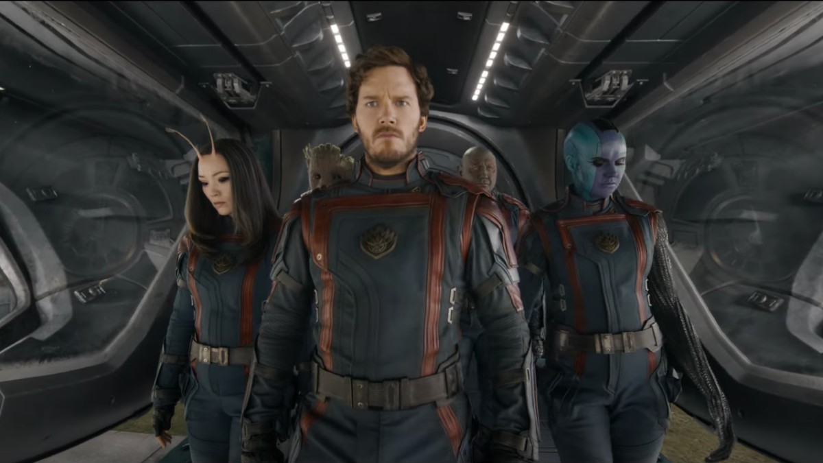 Star-Lord lidera os Guardiões da Galáxia enquanto eles saem de uma nave espacial em Guardiões da Galáxia Vol.  3