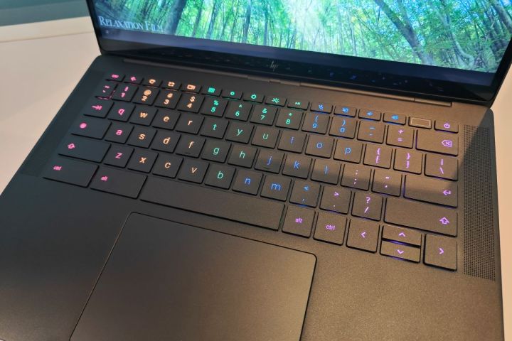 El teclado HP Dragonfly Pro Chromebook y el trackpad háptico.