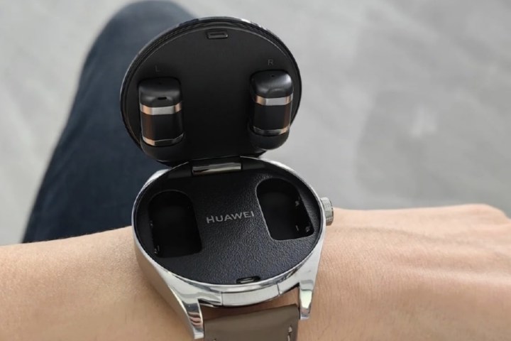 HUAWEI WATCH BUDS ON HAND - Questo ridicolo smartwatch ha un paio di auricolari nascosti all’interno