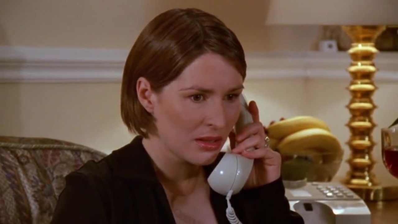 Emily Waltham ao telefone parecendo chateada em Friends.