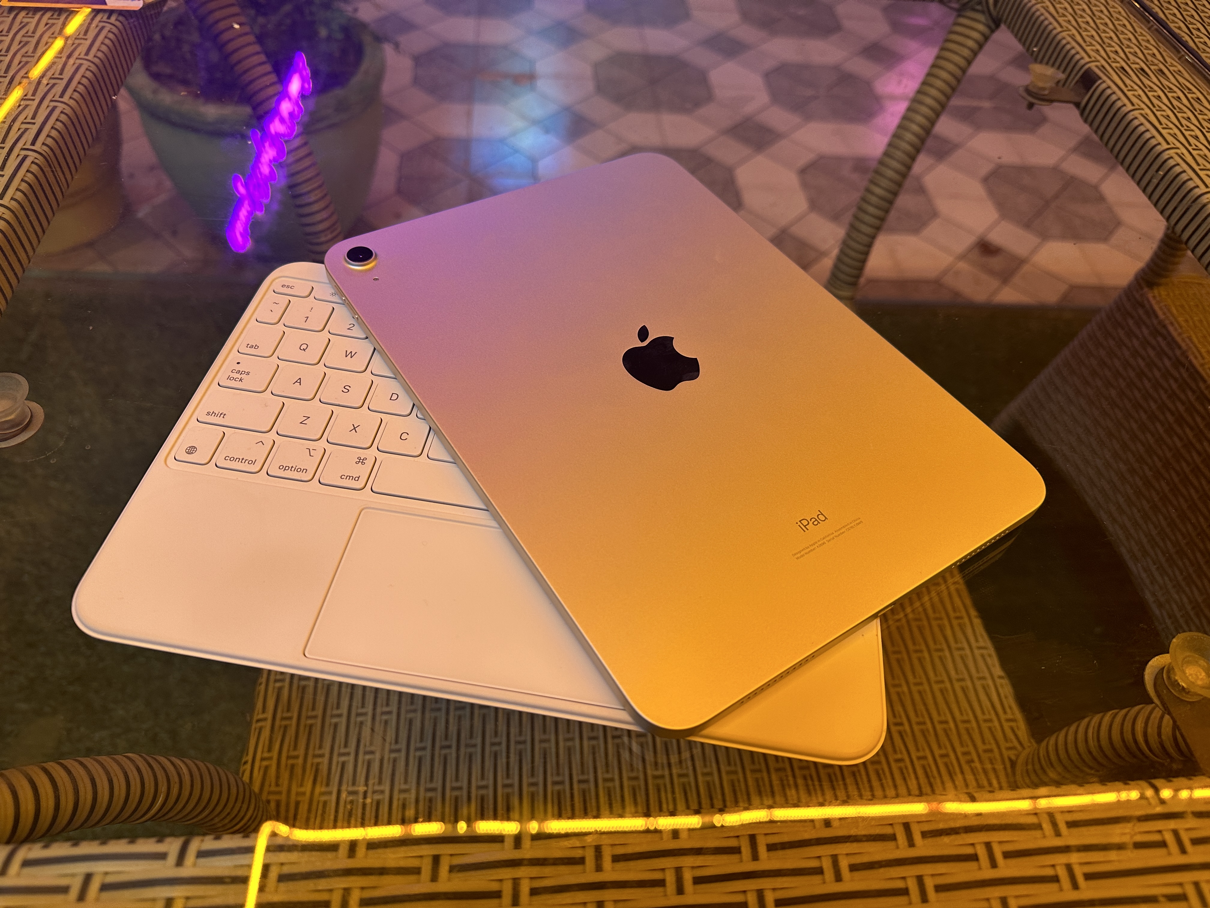 Apple iPad Gen 10 com o acessório de teclado oficial.