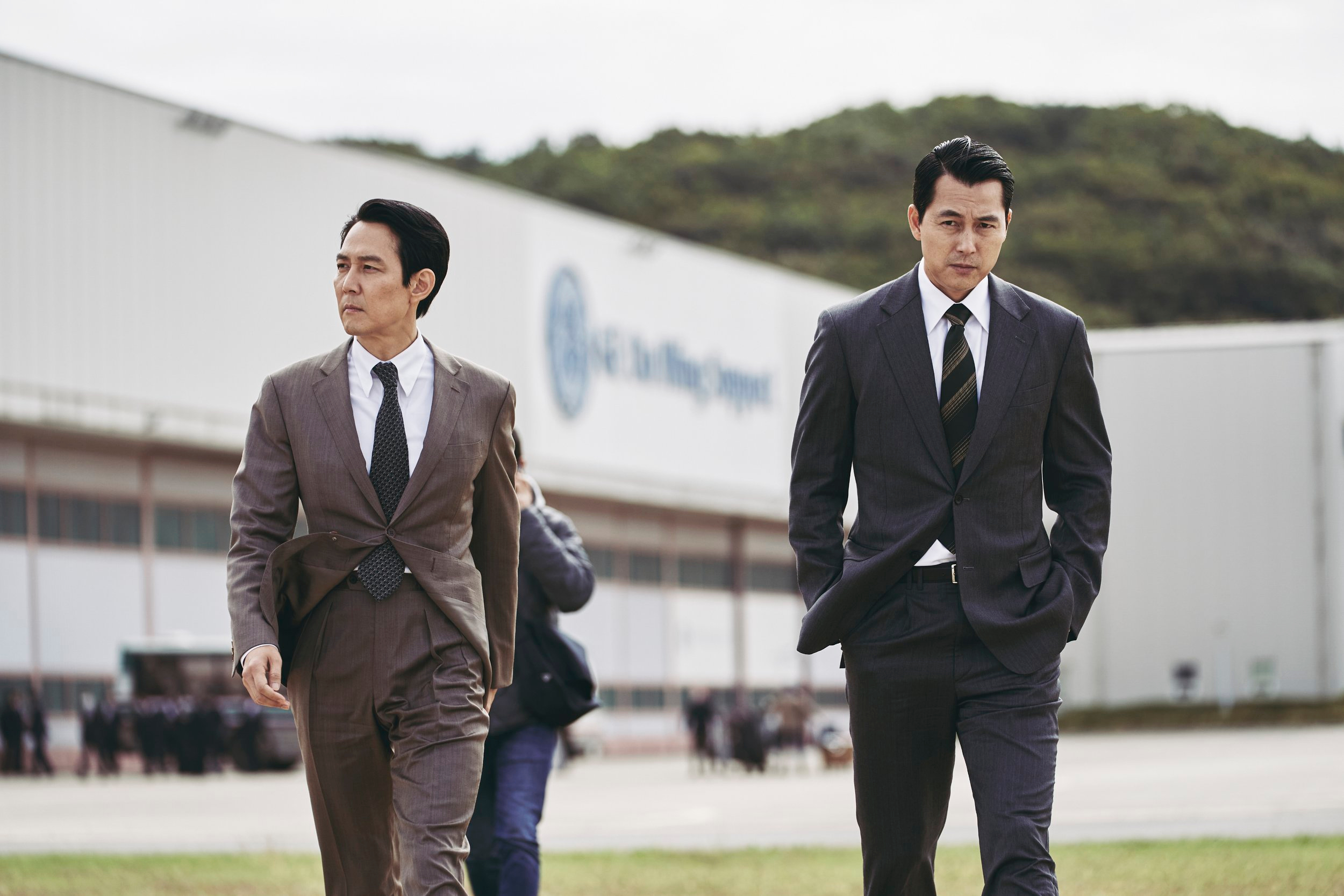Lee Jung-jae y Jung Woo-sung caminan uno al lado del otro en Hunt.