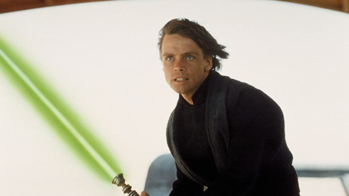 Luke Skywalker empunhando seu sabre de luz verde em RotJ.