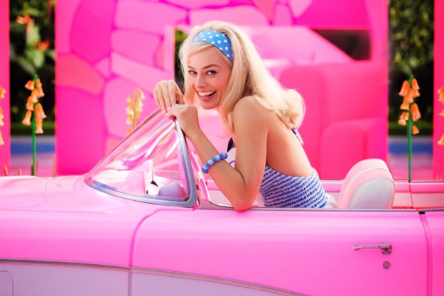 Margot Robbie sedí v růžové Corvette v Barbie