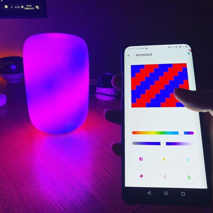 Controlando o Moonside Lamp One com o aplicativo para smartphone.