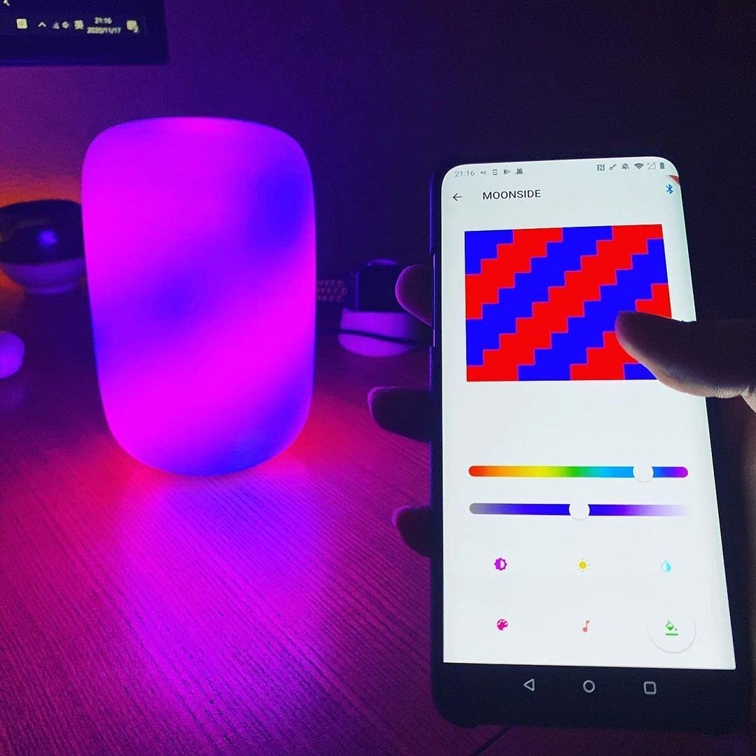 Steuerung der Moonside Lamp One mit der Smartphone-App.