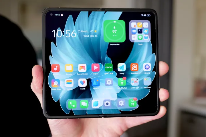 Personne tenant le Oppo Find N2 ouvert.