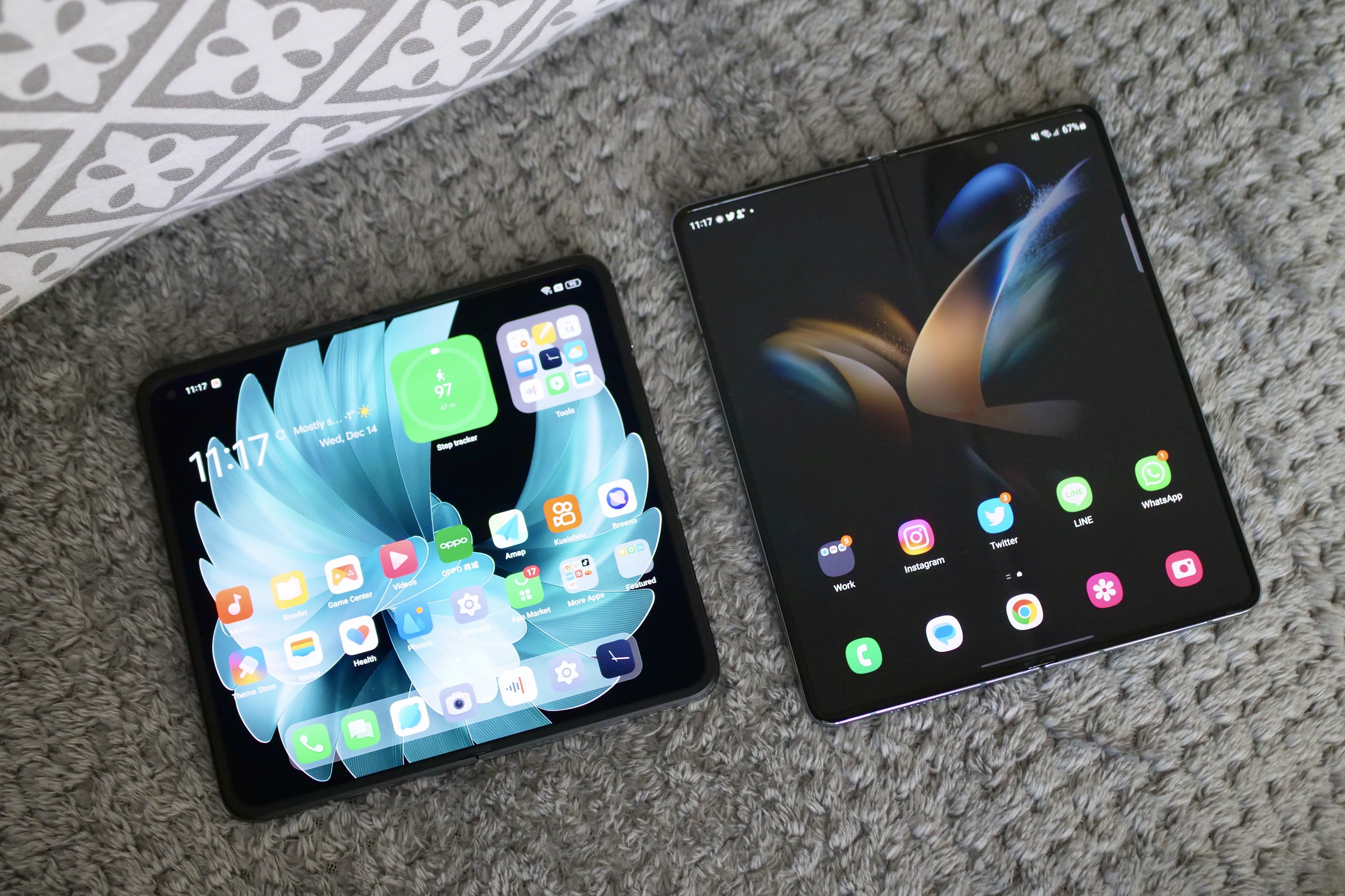 Oppo Find N2 e Galaxy Z Fold 4 com telas abertas.