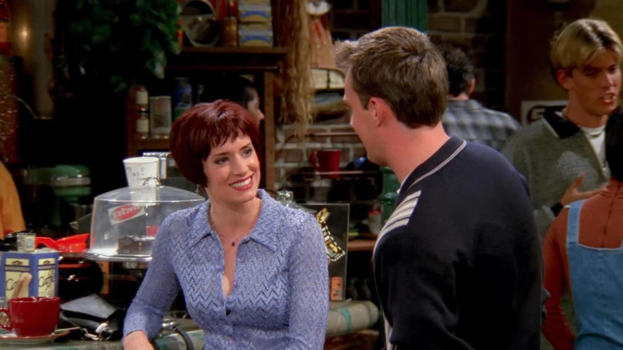 Kathy e Chandler conversando no Central Perk em Friends.