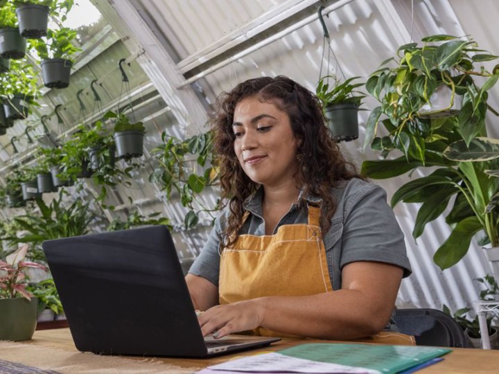 Um empresário usando o QuickBooks Online em um laptop.