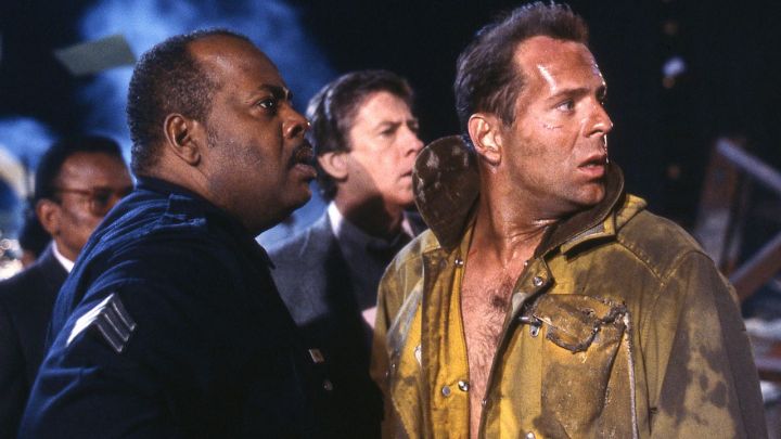 Al Powell e John McClane olhando na mesma direção em Die Hard.
