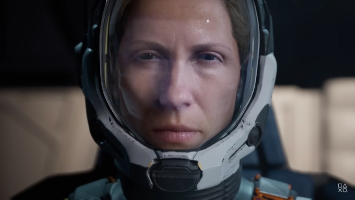 Captura de pantalla de Returnal de Sony, que muestra a una mujer con un traje espacial.