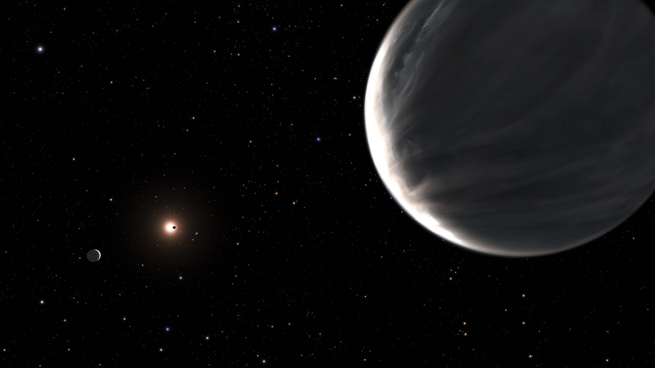 In dieser Abbildung steht die Supererde Kepler-138 d im Vordergrund.  Links der Planet Kepler-138 c und im Hintergrund der Planet Kepler 138 b, der als Silhouette seinen Zentralstern durchquert. 