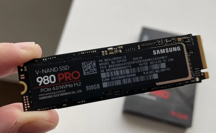Samsung 980 Pro SSD sostenido en la mano de alguien.
