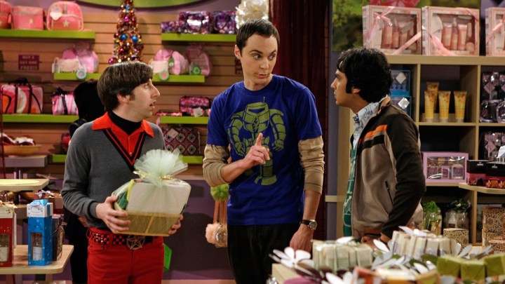 Howard, Sheldon y Raj compran cestas de regalo en The Big Bang Theory.