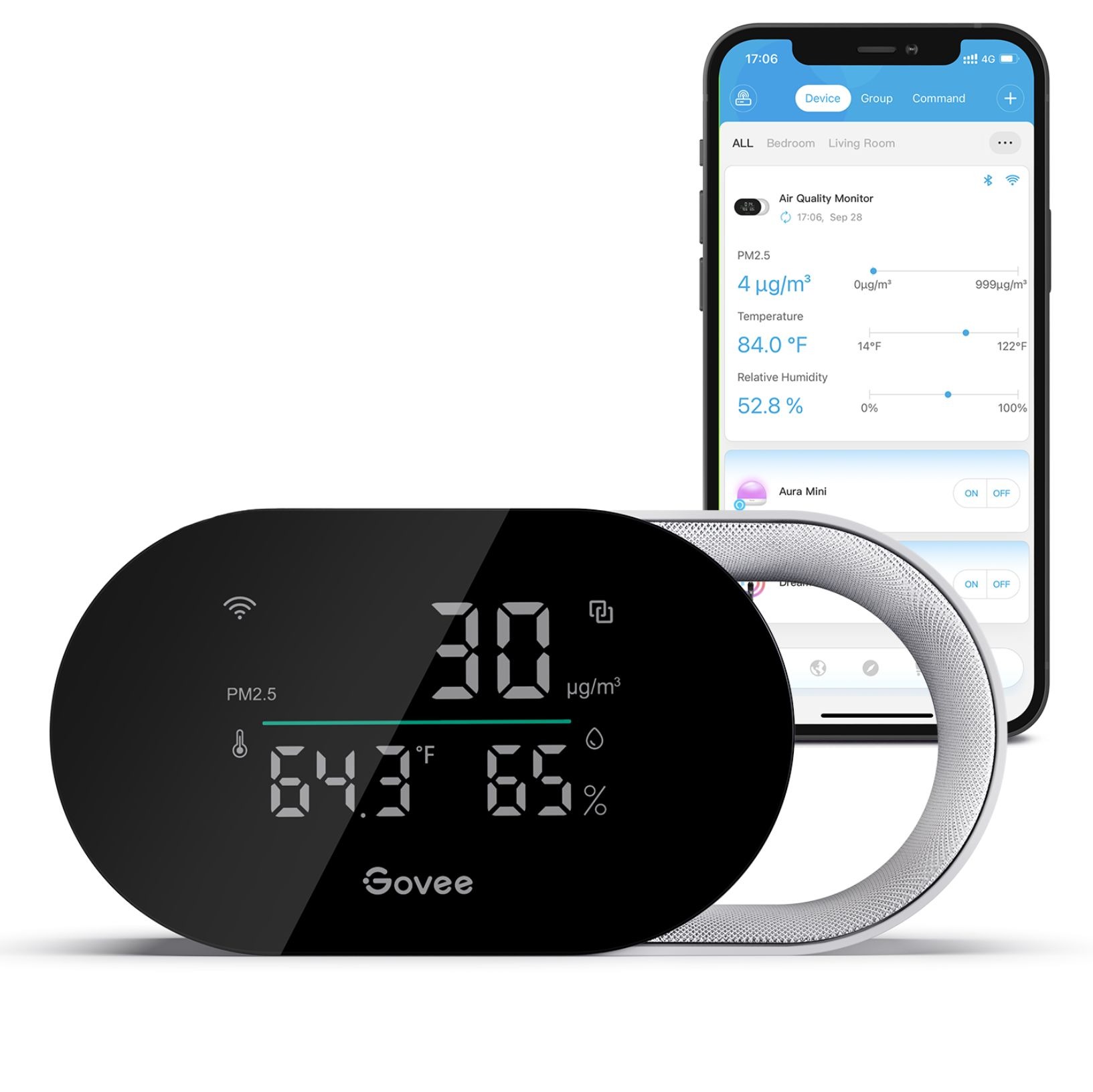 O Govee Smart Air Quality Monitor posicionado na frente de um smartphone que está exibindo o aplicativo Govee.