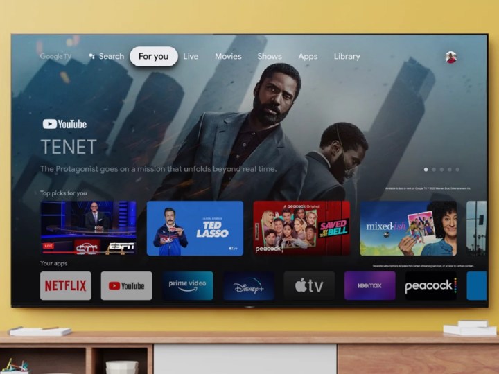 স্ক্রীনে Google TV ইন্টারফেস সহ Sony X95J সিরিজ 4K টিভি।