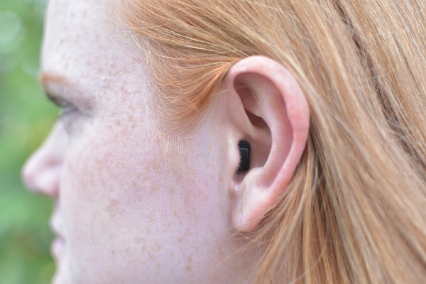 Aparelhos auditivos Sony CRE-C10 no ouvido, vista lateral