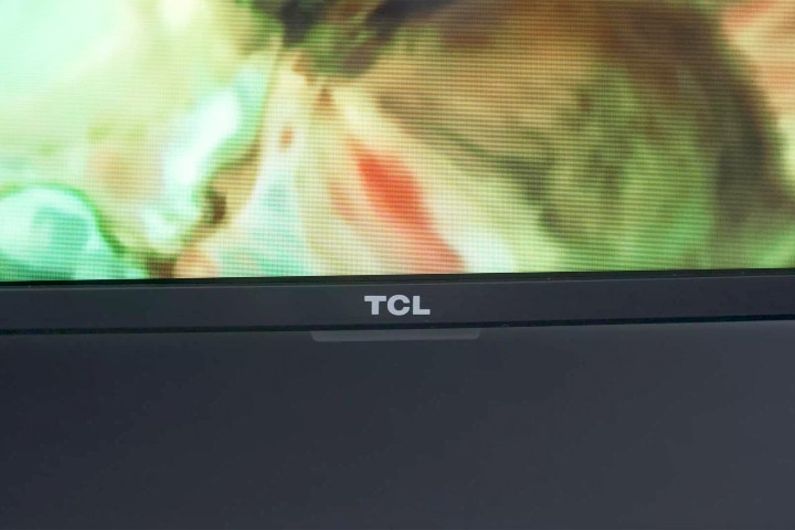 Крупный план логотипа TCL на серии TCL-5 (S555).