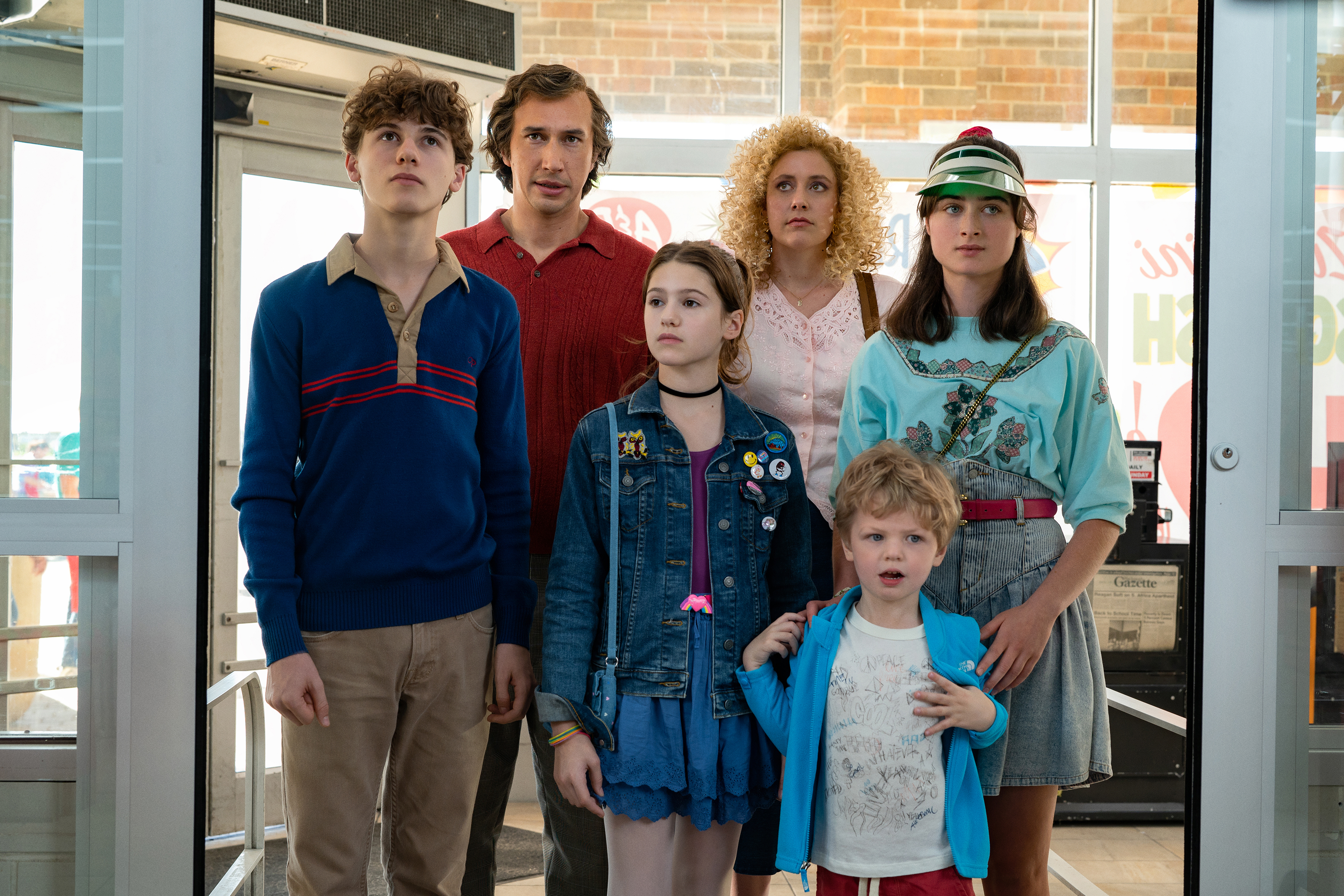 Die Familie Gladney steht in Netflix’ White Noise zusammen.