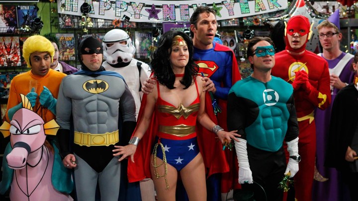 Os personagens principais e Zach vestidos como a Liga da Justiça em The Big Bang Theory.