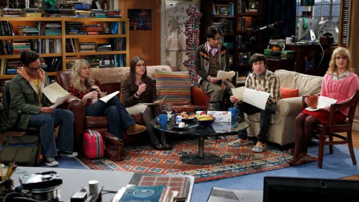 O elenco de The Big Bang Theory na sala de Leonard.