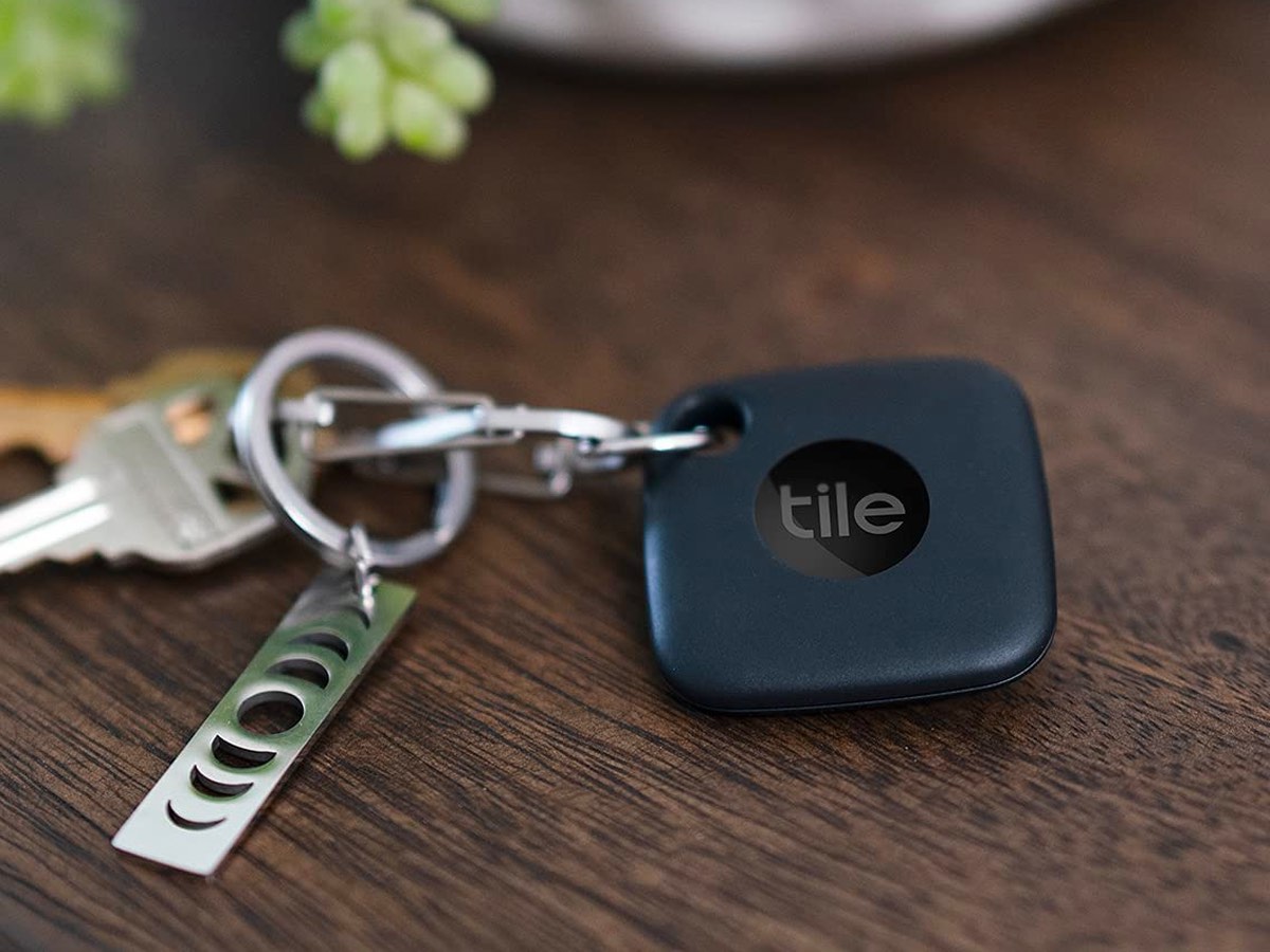 O rastreador Bluetooth Tile Mate anexado a um conjunto de chaves.