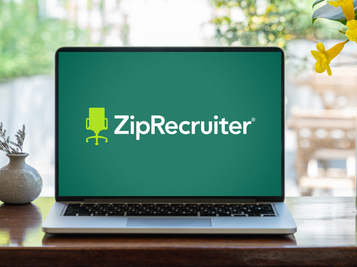 O logotipo ZipRecruiter retratado na tela de um laptop.