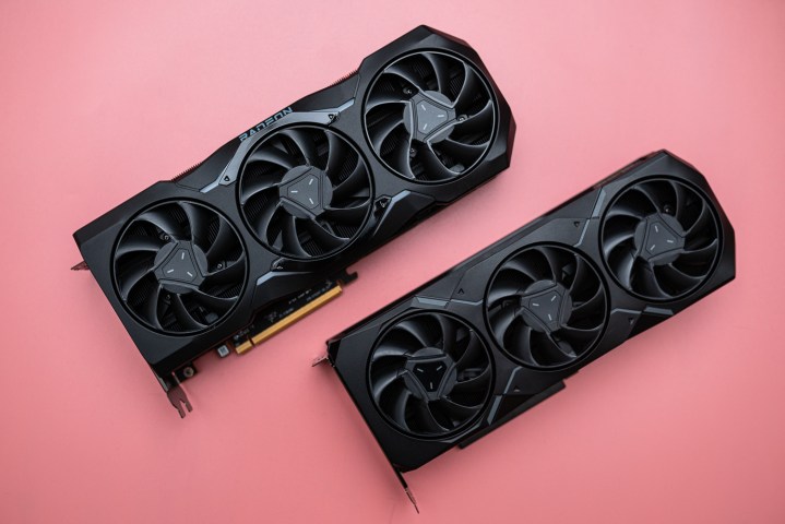 Due schede grafiche AMD Radeon RX 7000 su una superficie rosa.