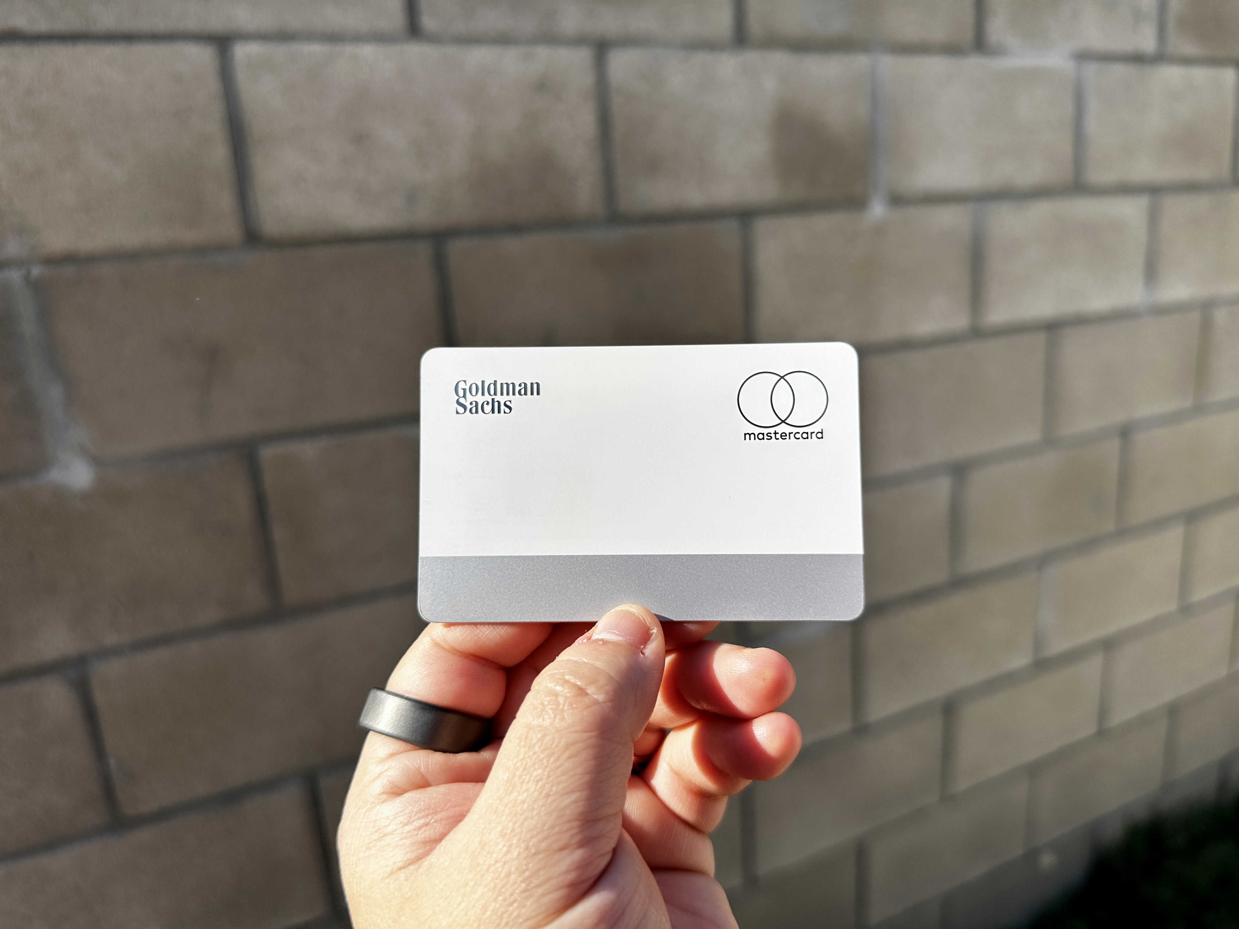 El reverso de una Apple Card con el logotipo de Goldman Sachs y Mastercard