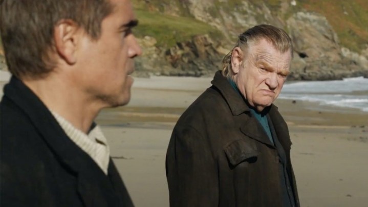 Un uomo fissa un altro uomo su una spiaggia in The Banshees of Inisherin.