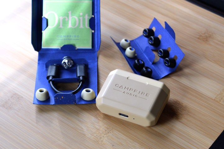 Campfire Audio Orbit et accessoires.