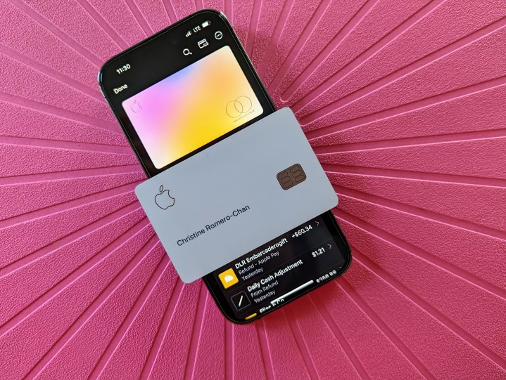 Apple Card posizionata sopra un iPhone 14 Pro con l'app Wallet aperta alla Apple Card digitale