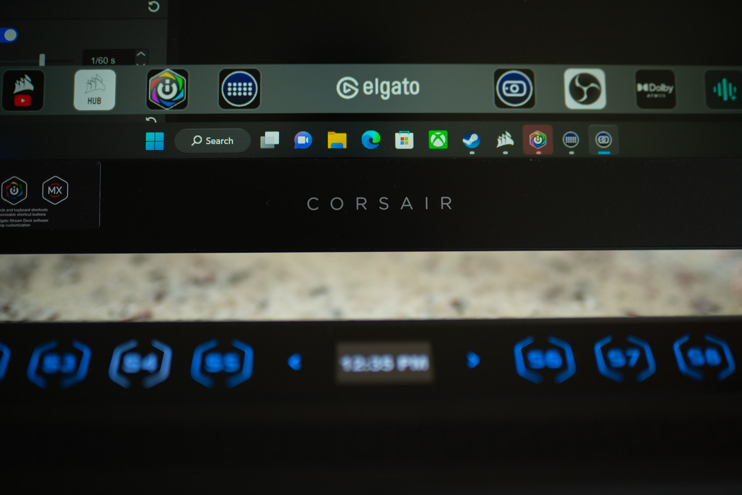 Voyager a1600 लैपटॉप पर Corsair लोगो।